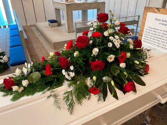 Blomster på hvid kiste