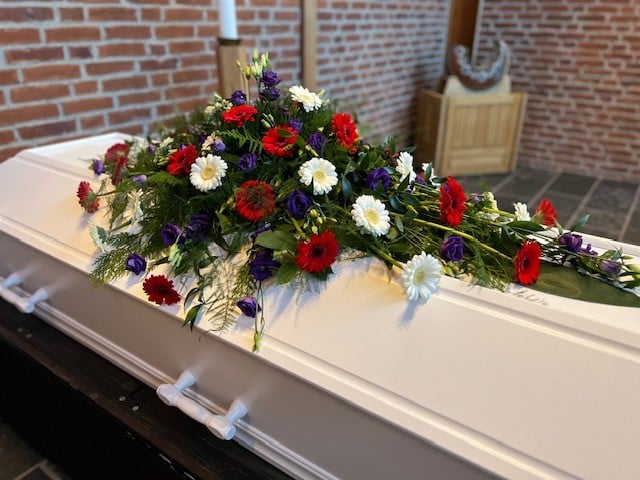 Blomster på hvid kiste