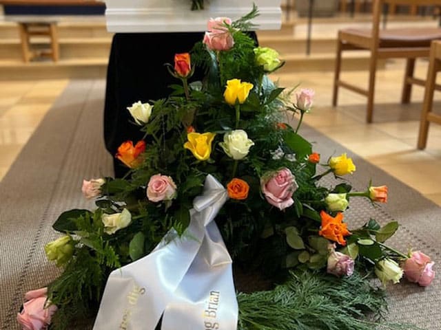 Blomster på hvid kiste